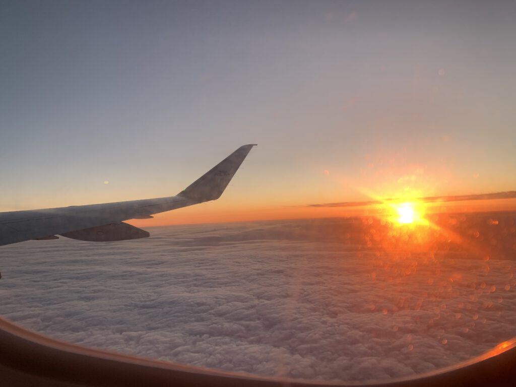 Tragfläche mit Winglets der KLM-Arline über den Wolken. Morgens, irgendwo über Westdeutschland
